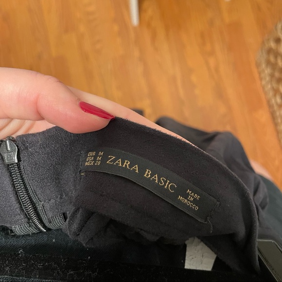 Black suede-like Zara mini skirt - Picture 2 of 3